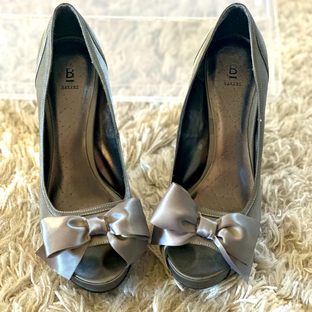 Gray peep toe with bow detail 8 1/2 - 9